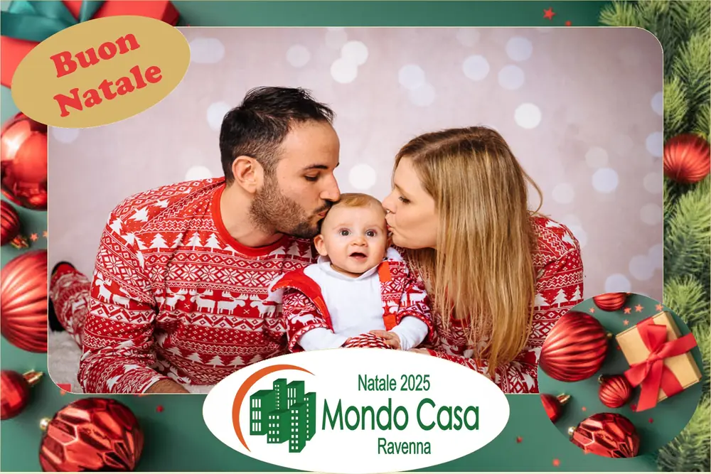 Cornice natalizia con palline rosse e rami di abete per il Natale 2025 di Mondo Casa a Ravenna
